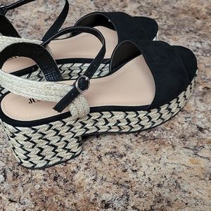 8.5 black and tan espradilles.